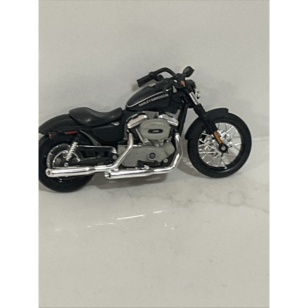 Maisto Harley-Davidson Sportster 1200 Nightster 1/18 Diecast Motorcycle Silver